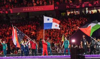El paraatleta Rey Dimas ondeó la bandera panameña en la ceremonia de clausura de los Juegos Paralímpicos en París 2024