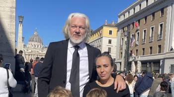 El activista y periodista Julian Assange ha acudido este sábado a la plaza de San Pedro para el funeral por el papa Francisco.