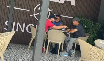 Mayer Mizrachi, Iván Blasser y Raúl Ricardo Rodríguez reunidos en una cafetería de la capital.