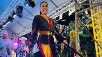 Mela comezó a cantar desde muy pequeña y recibió clases gracias a una beca otorgada por el director de la academia.