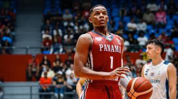 Iverson Molinar durante un partido con la selección de Panamá frente a Paraguay.