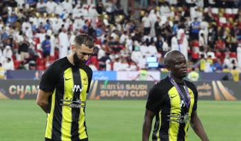 Karim Benzema (i.) y N'Golo Kante (d.) tras la disputa de la Supercopa saudí.