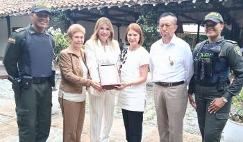 La expresidente de Panamá Mireya Moscoso, la primera dama Maricel Cohen de Mulino y la exprimera dama, Marta Linares de Martinelli posan junto al sastre colombiano Luis Abel Delgado.