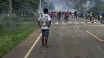 Agentes de la Policía Nacional dispara gases lacrimógenos a manifestantes de la comarca Emberá Wounaan.