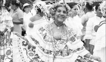 Chavelita como la conocían todos en el mundo de las artes se inició como profesora de danzas folclóricas en la Escuela de Danzas en el antiguo Instituto Nacional de Cultura (Inac).