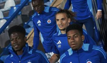 El panameño César Blackman (Der.) previo a un entrenamiento con el Slovan Bratislava.