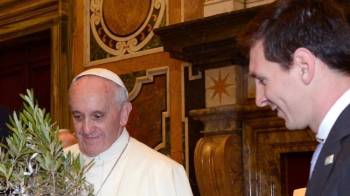 Lionel Messi (der.) y el Papa Francisco tuvieron un encuentro en el 2013.