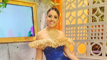 El vestido de Simons contó con la imagen del nacimiento del niño Jesús.