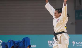La judoca veragüense levanta los brazos al vencer a su rival, en la disputa de la presea de bronce de los Panamericanos 2023.