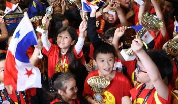 Llegada al Aeropuerto Internacional de Tocumen de los niños panameños campeones en competencia mundial de cálculo