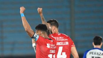 Ismael Díaz (izq.) celebrando uno de sus goles frente al Cerro Largo en la Copa Sudamericana.