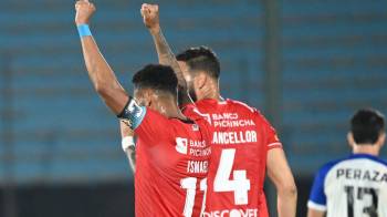 Ismael Díaz (izq.) celebrando uno de sus goles frente al Cerro Largo en la Copa Sudamericana.
