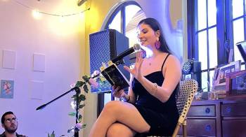 La poeta también recita sus versos en evento especiales.