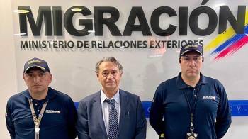 Fotografía cedida por Migración Colombia de la detención de Carlos Lehder (c), exnarcotraficante colombiano, a su llegada a Colombia, procedente de Alemania este viernes, en Bogotá (Colombia).