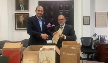Ricardo Bustamante hace entrega de la donación, que fue recibida Ricardo Martínez de la Sociedad Bolivariana.