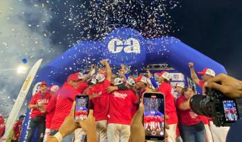 El equipo de Coclé celebrando su título conseguido contra Panamá Metro.
