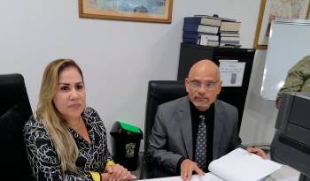La diputada Shirley Castañeda, presidente de la Comisión de Credenciales, y el diputado Ernesto Cedeños, revisando la documentación de los aspirantes.
