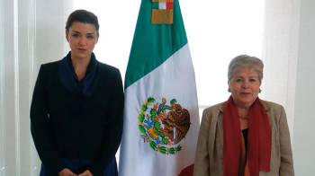 Fotografía que muestra a la presidenta del GAFI, Elisa de Anda Madrazo (i), junto a secretaria de Relaciones Exteriores, Alicia Bárcena.