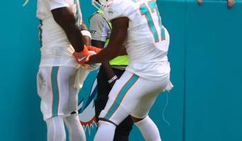 Tyreek Hill, jugador de los Miami Dolphins, celebra una anotación.