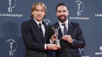 El futbolistas del Real Madrid, el croata Luka Modric (i) y Dani Carvajal, posan con uno de los galardones entregados en la ceremonia de los Premios Laureus.