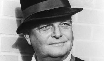 Fotografía de archivo donde aparece el escritor estadounidense Truman Capote posando para una fotografía.