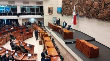 La segunda vicepresidenta de la Asamblea, Corina Cano dijo desconocer que el por qué los diputados principales tampoco estén habilitando a sus suplentes.