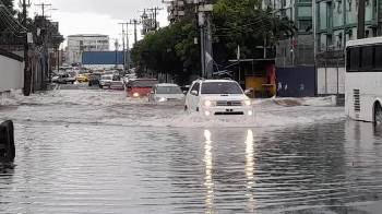 Carros quedaron atacascados entre las aguas emposadas en algunas vías.