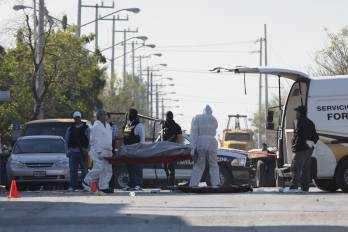 Imagen de archivo de expertos forenses que realizan investigaciones en torno a la escena donde varios hombres murieron en la zona metropolitana de Monterrey, estado de Nuevo León (México).