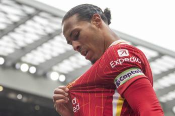 El neerlandés Virgil van Dijk, capitán del Liverpool, besa el escudo de su camiseta después de anotar el gol de la victoria en el partido de la Premier League ante el West Ham.