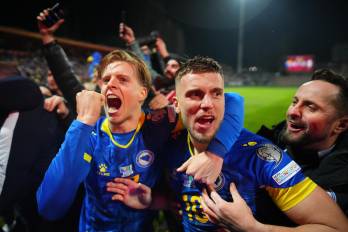 Jugadores de Bosnia-Herzegovina celebran la clasificación de su selección para el Mundial 2026.