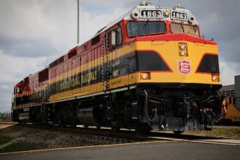 El ferrocarril interoceánico tiene una ruta que se extiende 77 km a través del istmo de Panamá, desde Colón a Balboa