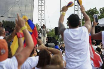 El salsero colombiano Willy García (c) fue captado este domingo, 5 de octubre, durante su presentación en el Día Nacional de la Salsa 2025, en la Plaza de la Independencia, en San Juan (Puerto Rico). EFE/Thais Llorca