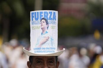 Un hombre con la imagen del senador Miguel Uribe Turbay se manifiesta durante la ´Marcha del silencio´ este domingo, en Cali (Colombia).