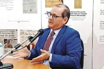El pasado 1 de febrero, el vicealcalde solicitó una licencia sin sueldo por dos años debido a fuertes discrepancias con el alcalde en temas administrativos.