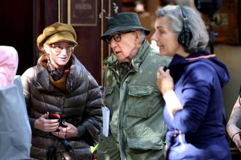 El pasado miércoles, decenas de curiosos se agolpaban para intentar ver al veterano de 90 años en las calles del bullicioso centro de la ciudad, cerradas para la ocasión.