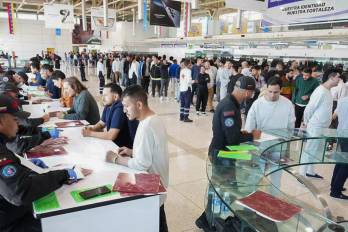 Fotografía difundida por el programa estatal Gran Misión Vuelta a la Patria de un nuevo grupo de venezolanos a su regreso al país este lunes, en el aeropuerto Simón Bolívar en Maiquetía (Venezuela).