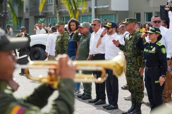 El presidente de Colombia, Abelardo de la Espriella (3-d), asiste junto al ministro de Defensa, Jorge Eduardo Mora López (4-d), y la gobernadora de Chocó, Nubia Carolina Córdoba (2-i), en un puesto de mando unificado por el terremoto de magnitud 7,4 que sacudió al país este lunes, en Quibdó (Colombia).