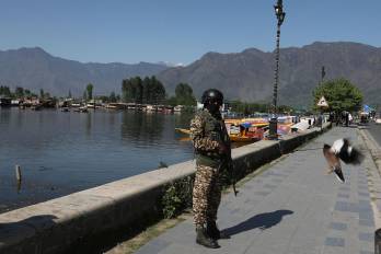 Un militar indio vigila en las orillas del lago Dal en Srinagar, la capital de verano de Cachemira india, el 28 de abril de 2025.