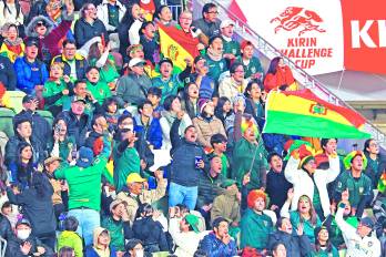 Aficionados de Bolivia animan a su selección durante un partido amistoso disputado el pasado martes 18.