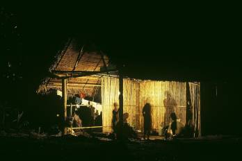 Fotografía de archivo en la que se ve una vivienda de la comunidad awajún, en la remota zona de Ichigkat Muja, en la cordillera del Cóndor, Perú.