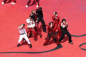 BTS actuó en la final del Mundial de Fútbol 2026. El grupo ofrecerá conciertos en Chile los días 14, 16 y 17 de octubre con un escenario de 360 grados, cuyo diseño fue modificado para proteger la cancha del Estadio Nacional.
