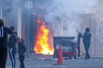Vehículos, viviendas y mobiliario urbano fueron incendiados durante los disturbios registrados en varios sectores de Belfast.
