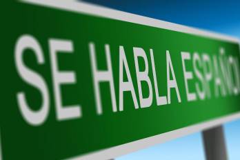 El gobierno asegura que la prohibición responde a la necesidad de preservar el buen uso del idioma español.