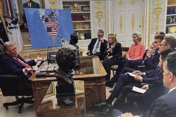 En la escena se observa al mandatario conversando con miembros de su equipo en el Despacho Oval.