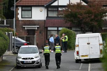 Agentes de policía trabajan en la avenida White House, cerca de la sinagoga de la Congregación Hebrea de Heaton Park en Crumpsall, al norte de Mánchester.
