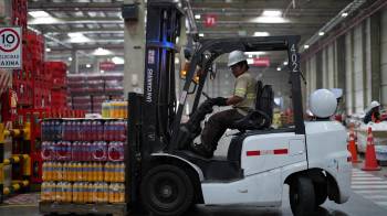 Fotografía cedida por Coca-Cola de una persona trabajando en el en el Megacentro de distribución Huachipa, en Huachipa (Perú). EFE/ Coca Cola