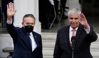 El presidente electo, José Raúl Mulino, habla junto al actual presidente de Panamá, Laurentino Cortizo (izq.), este martes en el Palacio Presidencial de la Ciudad de Panamá (Panamá).