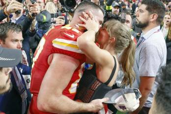 Travis Kelce y Taylor Swift celebrando el 11 de febrero de 2024 el triunfo de los Chiefs en el Super Bowl LVIII ante los San Francisco 49ers en Las Vegas, Nevada.