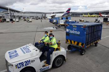 Fotografía de archivo de trabajadores en el aeropuerto El Dorado, de Bogotá (Colombia).