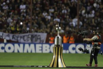 El trofeo de la Copa Libertadores, en el estadio Ciudad de Lanús, Buenos Aires.